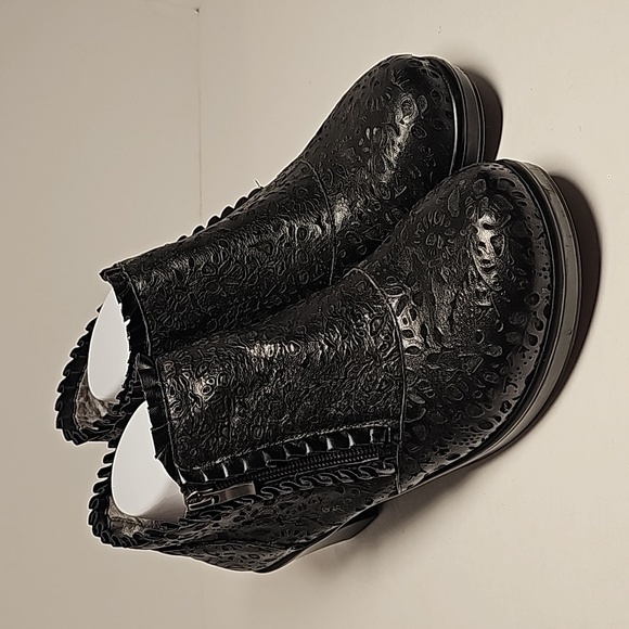 Alegria Hannah Delicut Black Embossed Leather Ankle Bootie Boots Size 40 Comfort - Picture 1 of 16